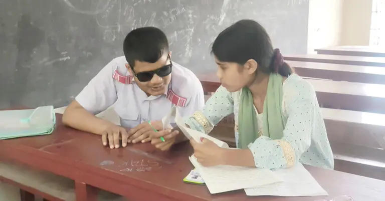 রাইটারের সহায়তায় পরীক্ষা দিচ্ছে শরীফ